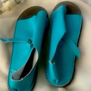 Size 8 thin leather never been worn.. flat Sandler but comfy..buckles new..!